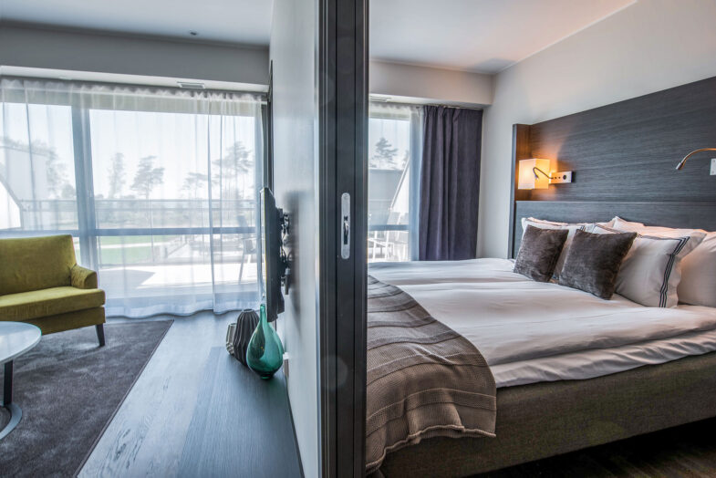 Hotellrum med sovrum och vardagsrum