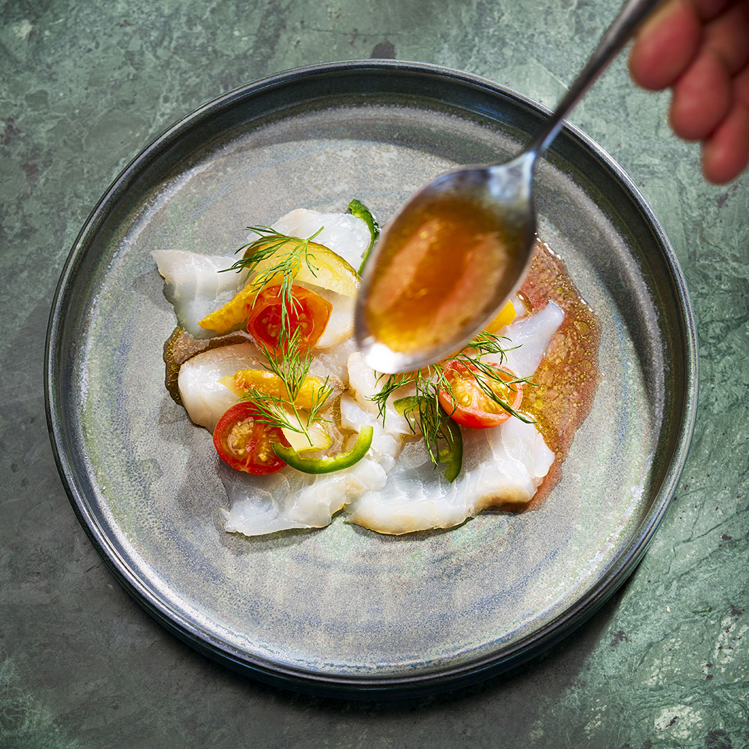 Sked häller buljong på en tallrik