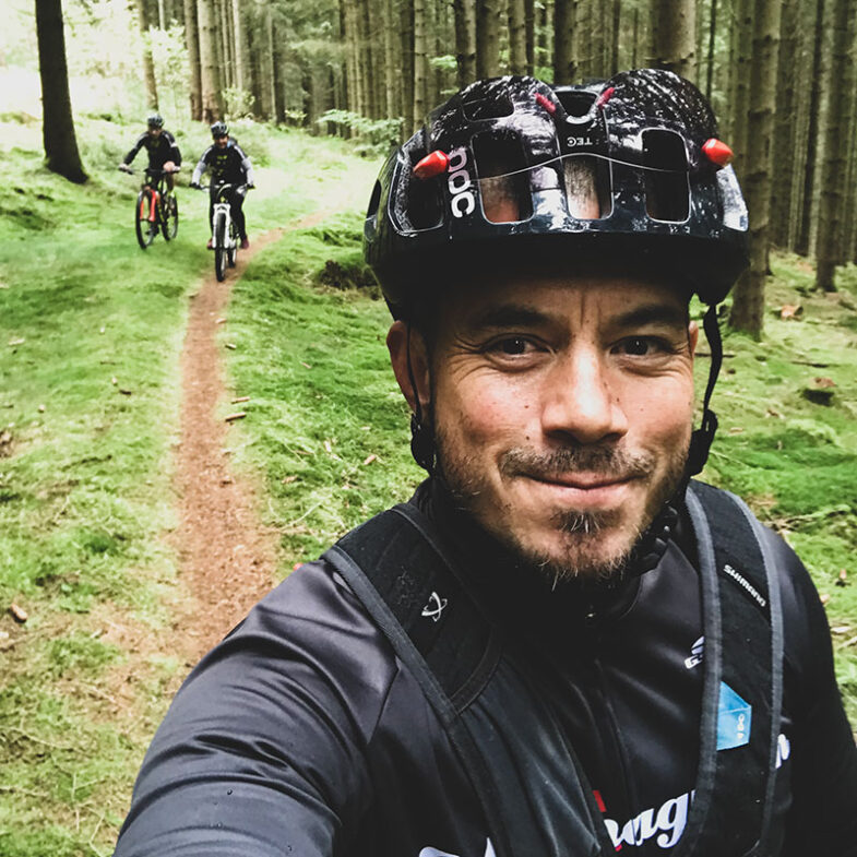 Ridge-cyklister på skogsväg