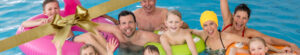 Familj badar i pool