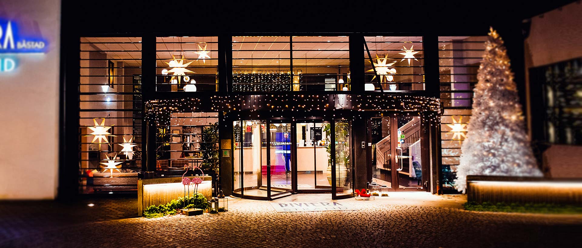 Julpyntad entré till Hotel Riviera Strand i Båstad
