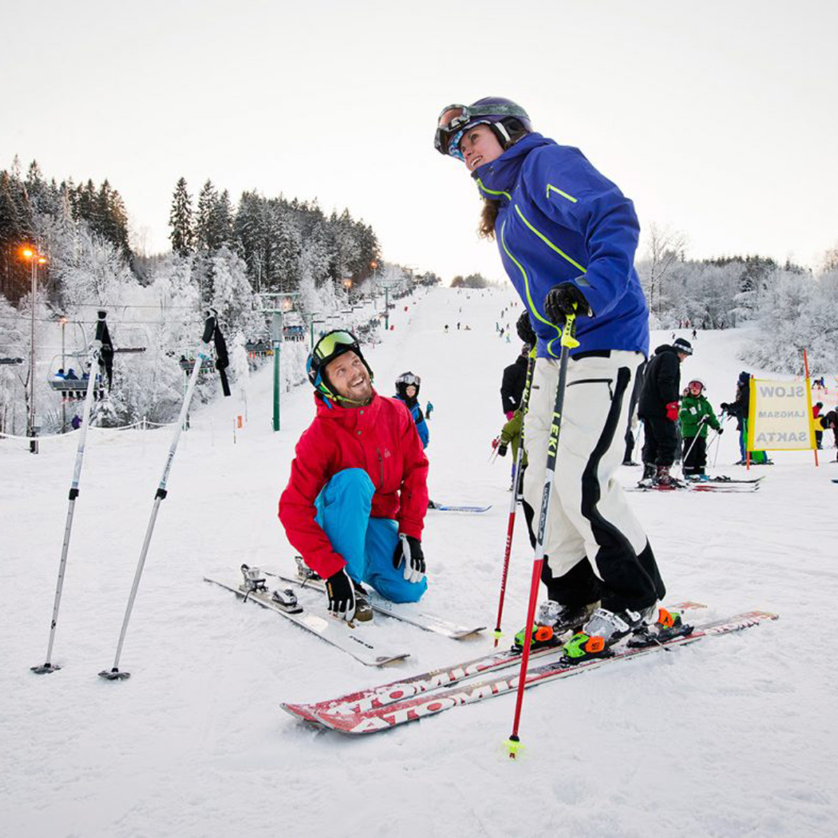 Par med skidor på Vallåsen.